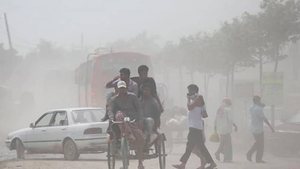 ফের বায়ুদূষণে শীর্ষে রাজধানী ঢাকা