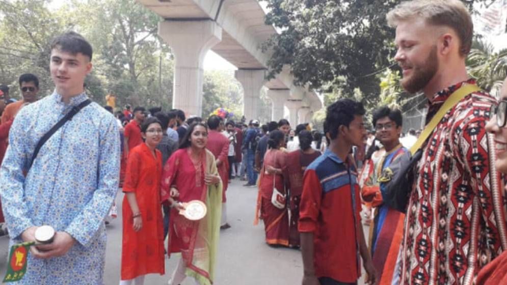 আনন্দ শোভাযাত্রায় মেতে উঠলেন বিদেশিরাও