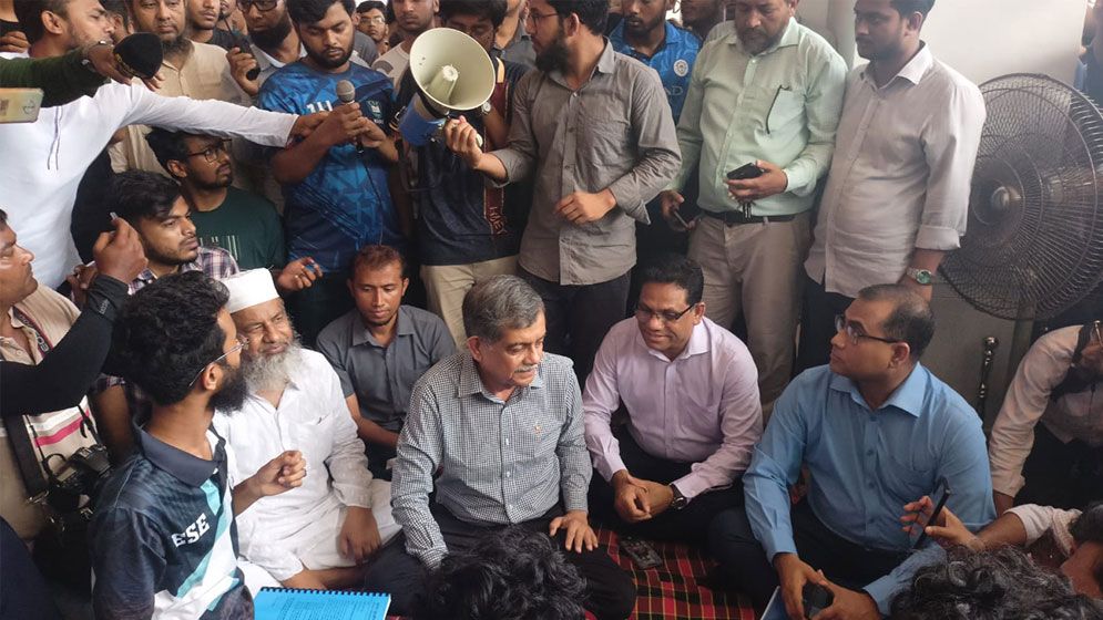 শিক্ষা উপদেষ্টার অনুরোধ প্রত্যাখ্যান, অনশনে অনড় কুয়েট শিক্ষার্থীরা