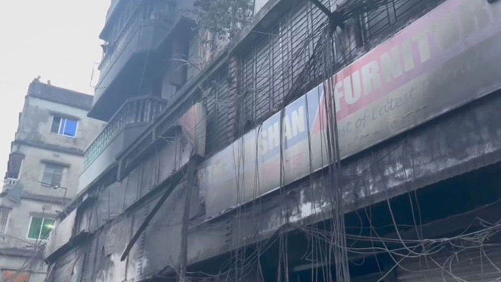 বংশালে লেপ-তোশকের দোকানে আগুন, নিহত ১