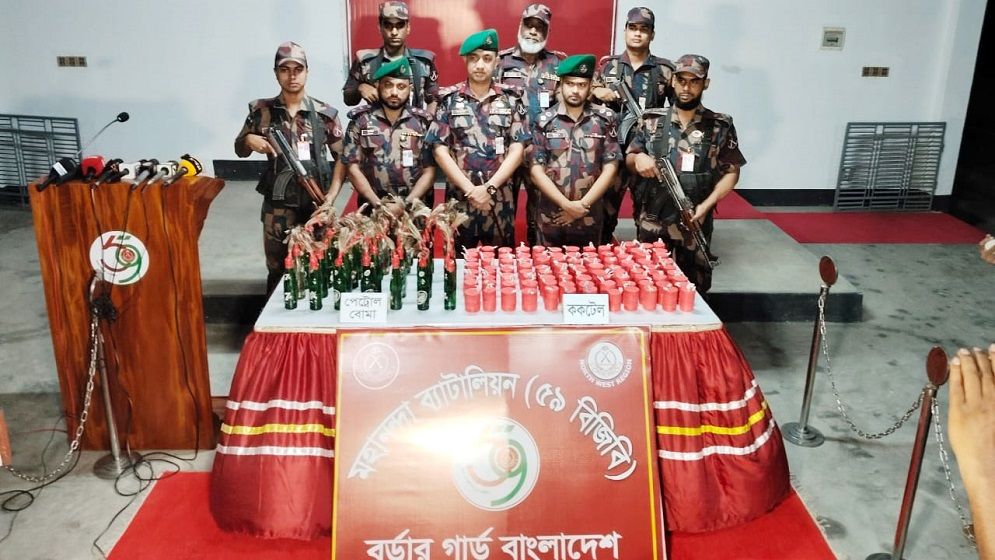 চাঁপাইনবাবগঞ্জ সীমান্তে বিপুল পরিমাণ ককটেল ও পেট্রোল বোমা উদ্ধার