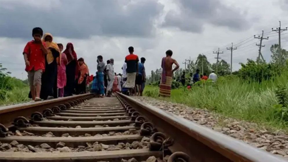 কুমিল্লায় ট্রেনে কাটা পড়ে প্রাণ গেল ৩ যুবকের