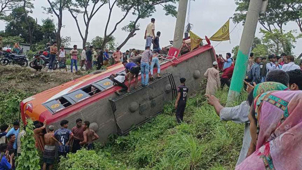 বাস উল্টে খাদে পড়ে বাবা-ছেলেসহ প্রাণ গেল ৭ জনের