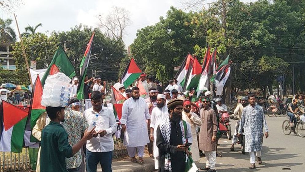 ‘মার্চ ফর গাজা’য় অংশ নিতে সোহরাওয়ার্দী উদ্যানে মানুষের ঢল