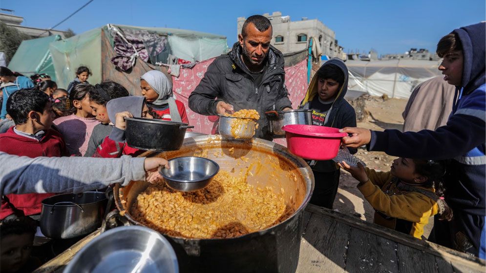 ক্ষুধা যেন নতুন অস্ত্র: গাজায় চরম মানবিক সংকট, একবেলার খাবারও জুটছে না
