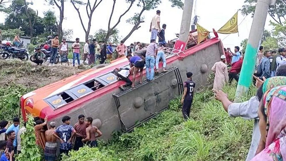 ফরিদপুরে বাস দুর্ঘটনায় ৫ জন নিহত, আহত ৩০
