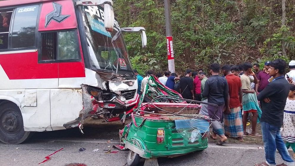 চকরিয়ায় বাস-অটোরিক্সার মুখোমুখি সংঘর্ষে নিহত ২