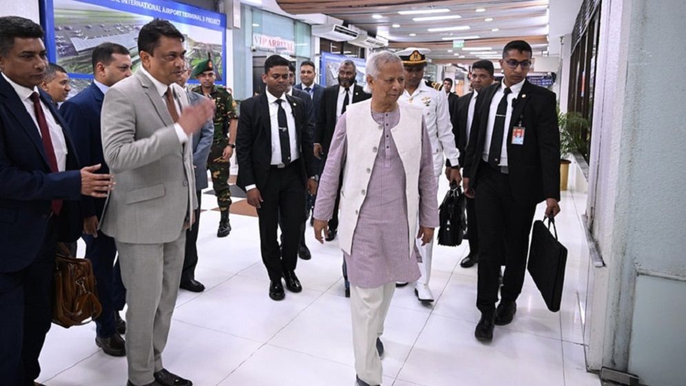 কাতারের উদ্দেশে ঢাকা ছাড়লেন প্রধান উপদেষ্টা