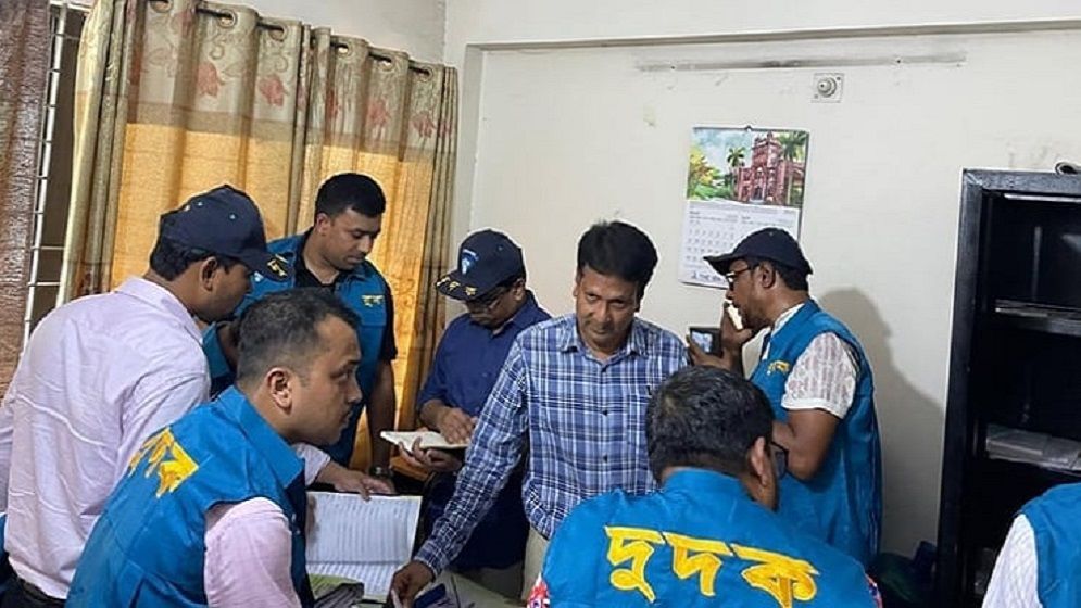 ঘুষ গ্রহণকালে ঢাকা দক্ষিণ সিটি করপোরেশনের ওয়ার্ড সচিব গ্রেফতার