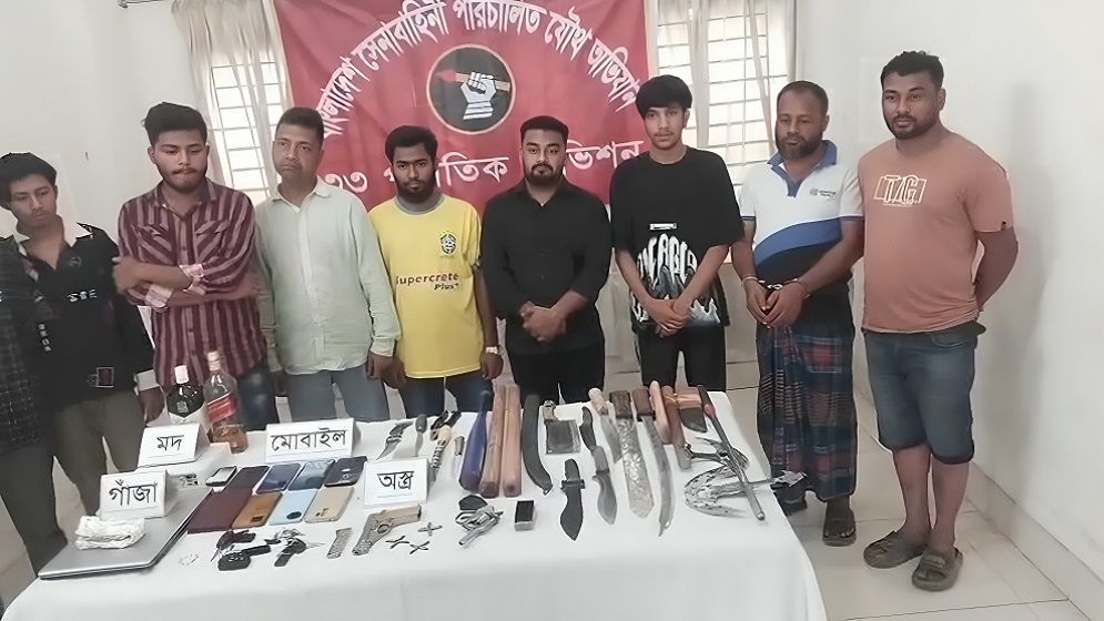 কুমিল্লায় অস্ত্র-মাদকসহ কিশোর গ্যাংয়ের সদস্যসহ আটক ৯