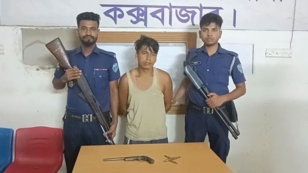 টেকনাফে পু্লিশের অভিযানে অস্ত্র ও গুলিসহ অপহরণকারি আটক