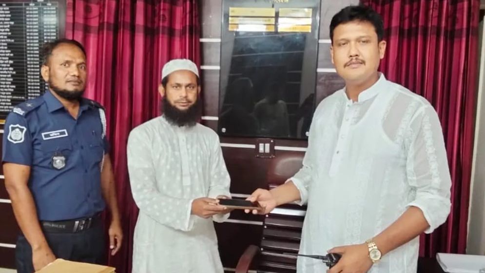 ওসির কথায় মুগ্ধ হয়ে মোবাইল ফেরত দিল চোর, এলাকায় চাঞ্চল্য