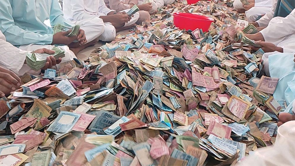 পাগলা মসজিদের দানবাক্সে মিলল ২৮ বস্তা টাকা, চলছে গণনা