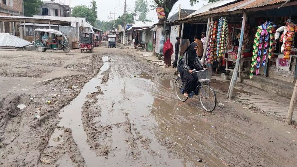 ফুলবাড়ীতে সংস্কার হচ্ছে না সড়ক, ভোগান্তিতে মানুষ