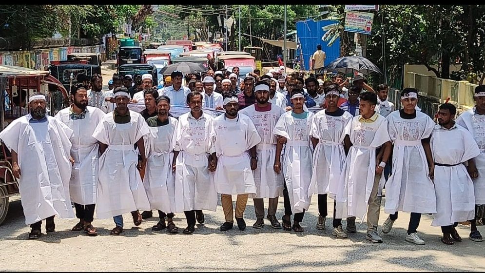 কাফনের কাপড় পরে কুতুবদিয়াবাসীর অভিনব প্রতিবাদ