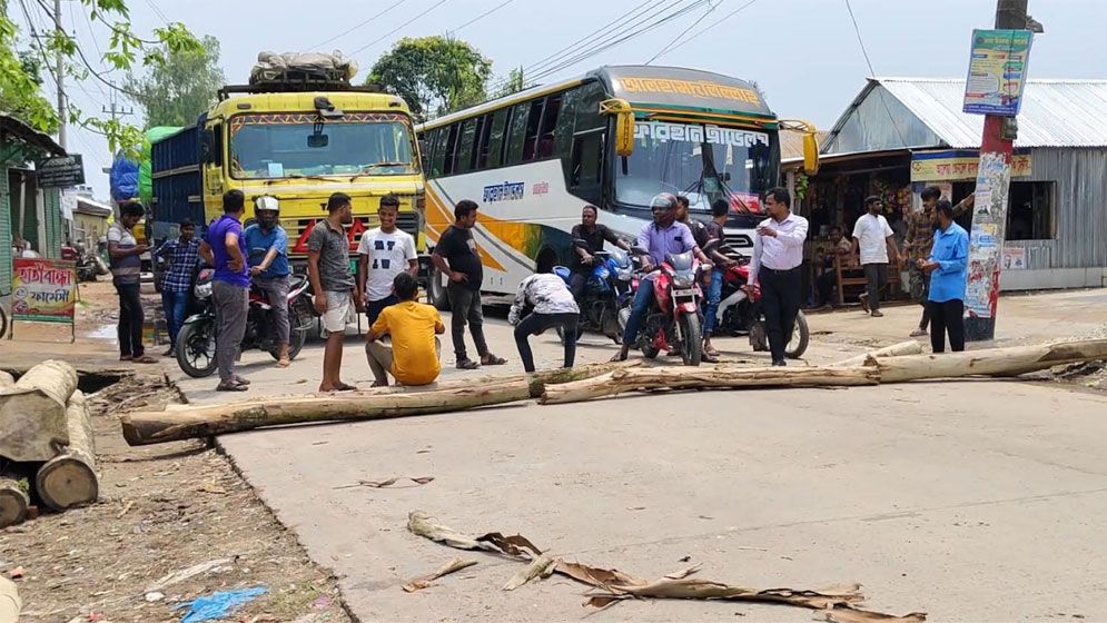 লালমনিরহাটে বুড়িমারী এক্সপ্রেস চালুর দাবিতে সড়ক অবরোধ