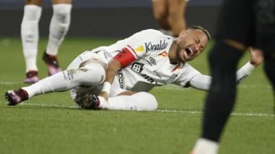 কাঁদতে কাঁদতে মাঠ ছাড়লেন নেইমার