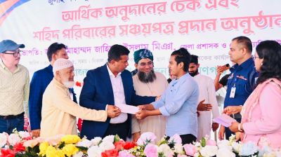 জুলাই যোদ্ধাদের সম্মানে আড়াই কোটি টাকার চেক প্রদান নারায়ণগঞ্জ জেলা প্রশাসকের