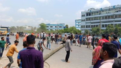 রূপগঞ্জে পোশাকশ্রমিকদের সঙ্গে আইনশৃঙ্খলা বাহিনীর সংঘর্ষ, আহত শতাধিক