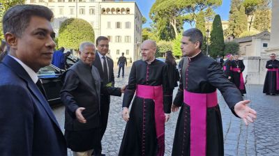 পোপ ফ্রান্সিসের অন্ত্যেষ্টিক্রিয়ায় যোগ দিলেন ড. ইউনূস