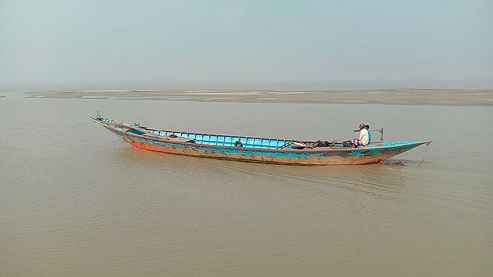 পদ্মার বুকে ডুবোচরে নৌযান চলাচলে ভোগান্তি, জরুরি ড্রেজিংয়ের দাবি স্থানীয়দের