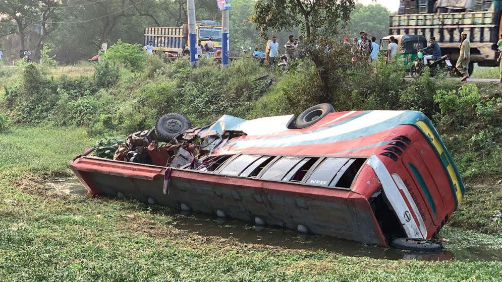ট্রাকের সঙ্গে দুই বাসের সংঘর্ষে নিহত ৩