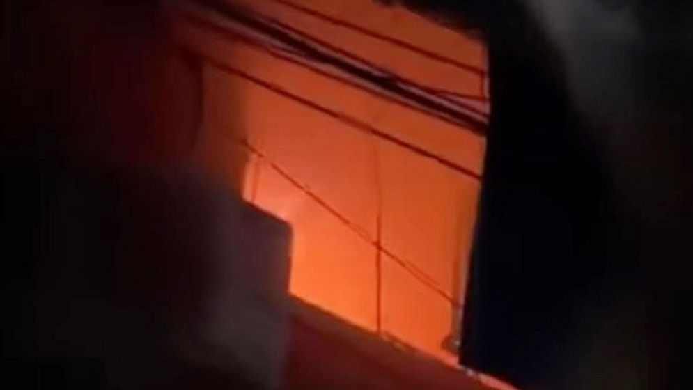 চট্টগ্রামের রিয়াজউদ্দিন বাজারের আগুন নিয়ন্ত্রণে, ক্ষয়ক্ষতির পরিমাণ জানা যায়নি