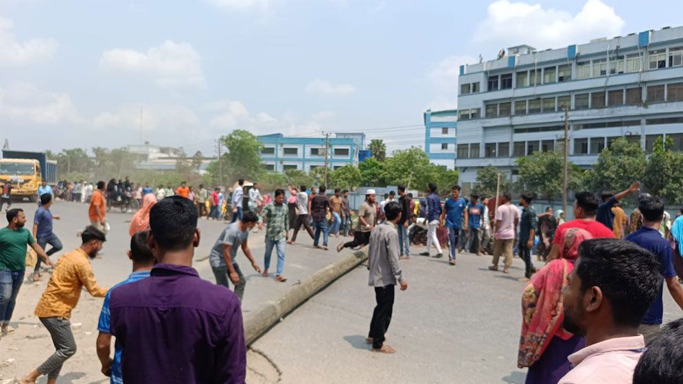 রূপগঞ্জে পোশাকশ্রমিকদের সঙ্গে আইনশৃঙ্খলা বাহিনীর সংঘর্ষ, আহত শতাধিক