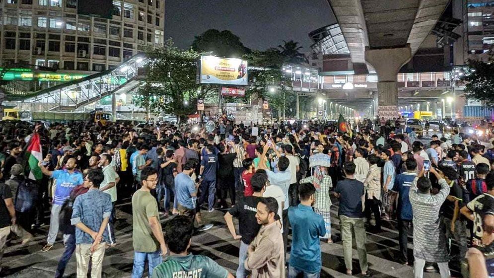 কুয়েট ভিসির পদত্যাগের দাবিতে শাহবাগ অবরোধ ঢাবি শিক্ষার্থীদের