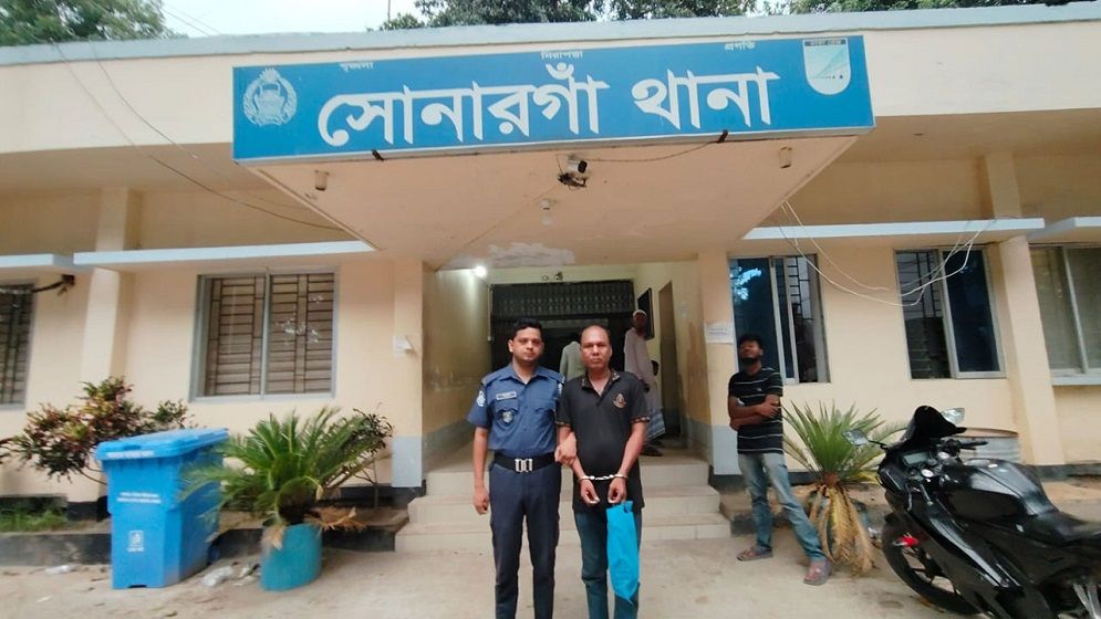 নারায়ণগঞ্জে জমি লিখে না দেওয়ায় বাবাকে মারধর করা ছেলে গ্রেপ্তার