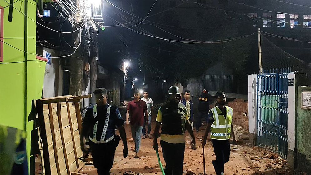 ভৈরবে মসজিদ কমিটি নিয়ে সংঘর্ষে দোকানপাট বাড়িঘর ভাঙচুর, আহত অর্ধশতাধিক