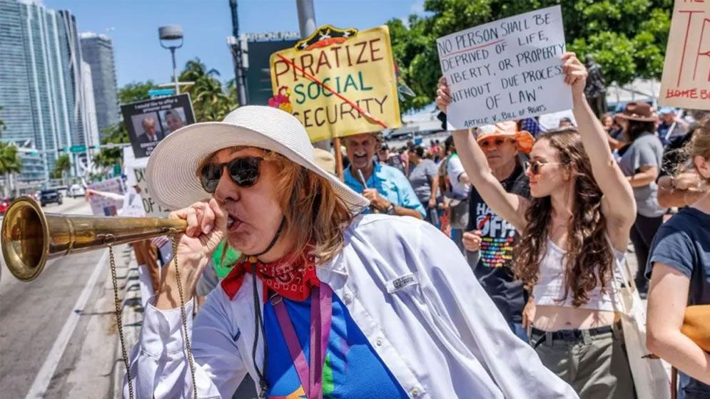 ট্রাম্পবিরোধী ‘৫০৫০১’ আন্দোলনে যুক্তরাষ্ট্রজুড়ে বিক্ষোভ