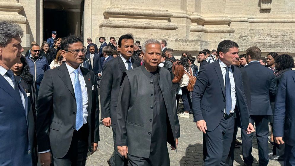 পোপ ফ্রান্সিসকে শেষ শ্রদ্ধা জানাতে ভ্যাটিকানে গেলেন প্রধান উপদেষ্টা