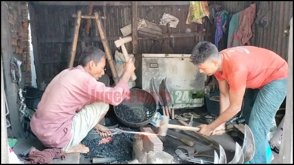 বাকেরগঞ্জে কুরবানীর ঈদ সামনে রেখে টুংটাং শব্দে মুখরিত কামার পল্লী