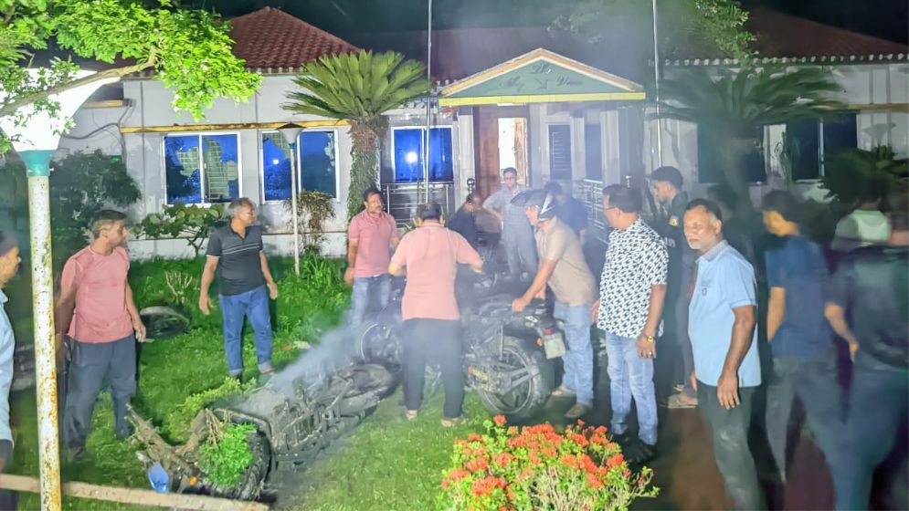 রংপুরে জাতীয় পার্টির চেয়ারম্যান জিএম কাদেরের বাড়িতে হামলা-ভাংচুর