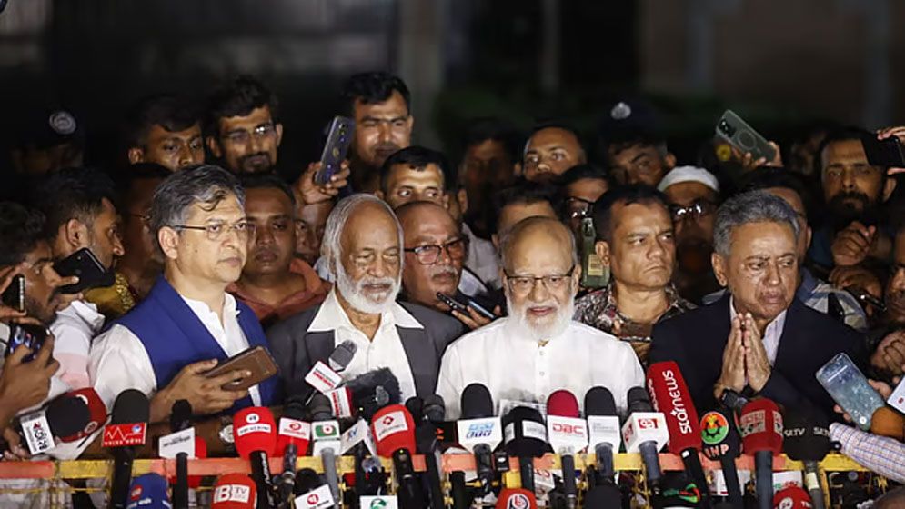 ডিসেম্বরের মধ্যে নির্বাচন ও তিন উপদেষ্টাকে সরানোর দাবিতে অনড় বিএনপি