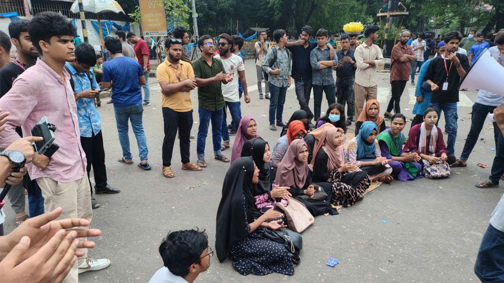 তিন দফা দাবিতে জবি শিক্ষার্থীদের দ্বিতীয় দিনের আন্দোলন চলছে