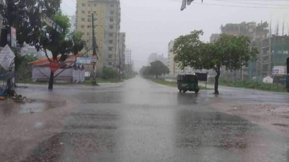 সকাল থেকে রাজধানীতে বৃষ্টি, সঙ্গে বাতাস