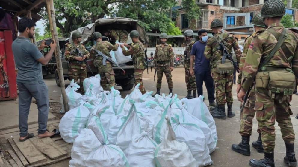 বগুড়ার চকসূত্রাপুরে সেনাবাহিনীর অভিযানে মাদক-অস্ত্রসহ আটক ১০