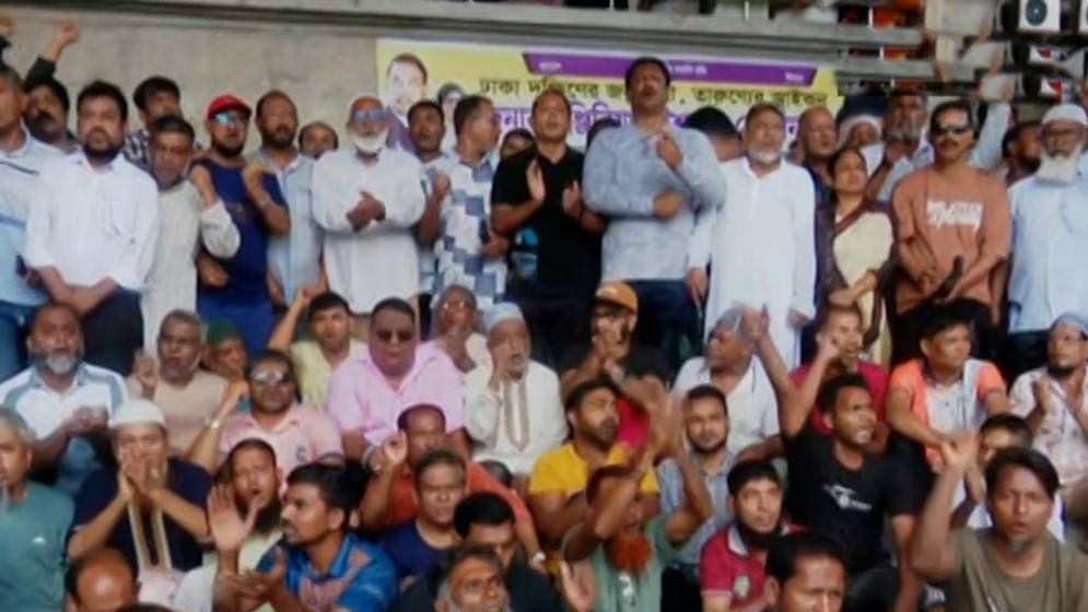 আবারও নগর ভবনের সামনে ইশরাক সমর্থকরা