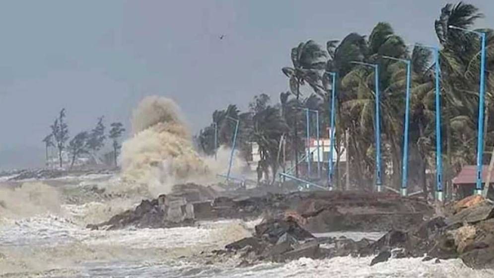 উপকূল অতিক্রম করেছে গভীর নিম্নচাপটি,  আজও ভারী বৃষ্টির আশঙ্কা