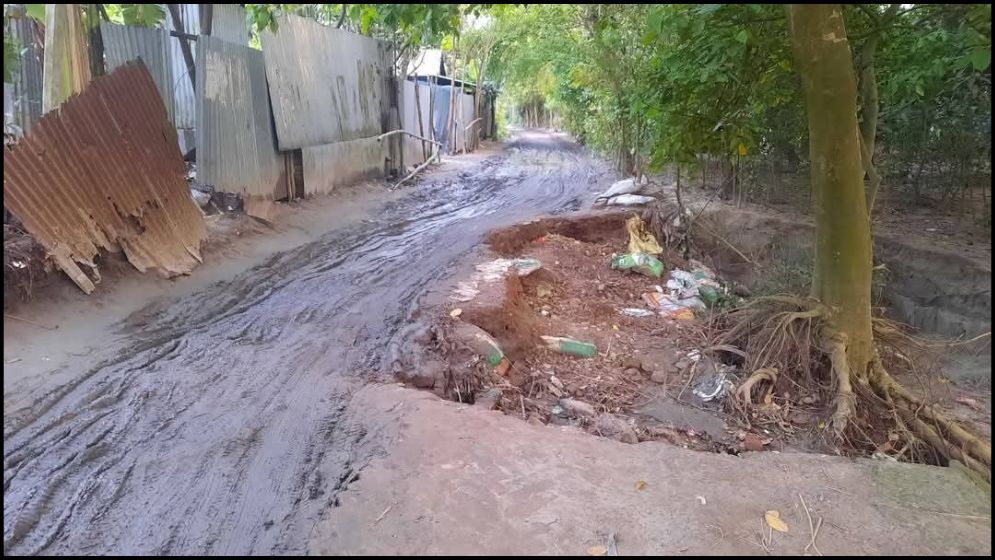 সড়ক যেন মরণ ফাঁদ, মৃত্যুঝুঁকি নিয়ে চলছে যানবাহন