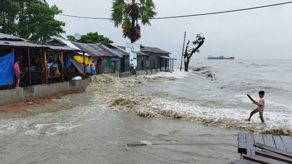 সাগরে গভীর নিম্নচাপটি উপকূল অতিক্রম শুরু করেছে, ১৬ জেলায় জলোচ্ছ্বাসের আশঙ্কা