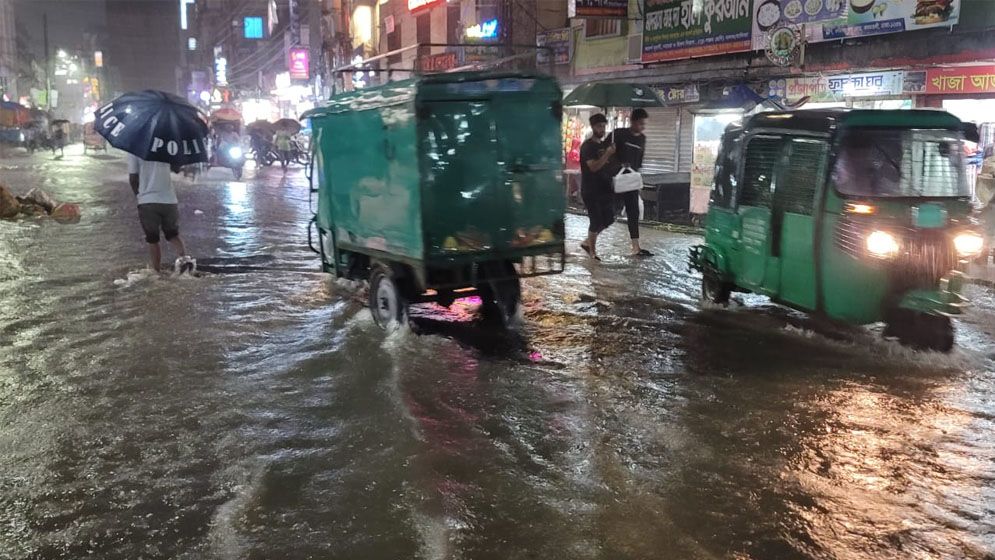 টানা বৃষ্টিতে যাত্রাবাড়ী এলাকায় সড়কে হাঁটু পানি
