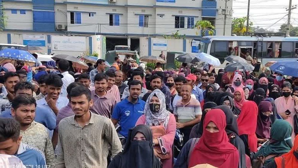 রোহিঙ্গা ক্যাম্পে ১২৫০ শিক্ষক চাকরিচ্যূত, প্রতিবাদ বিক্ষোভ