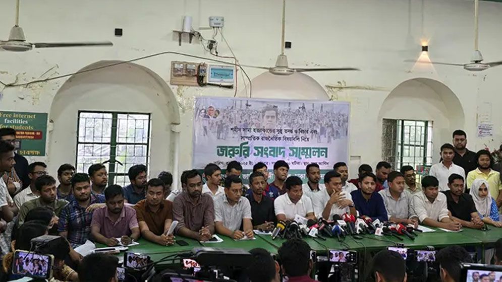 ভিসি ও প্রক্টরের পদত্যাগ দাবিতে অনড় ঢাবি ছাত্রদল