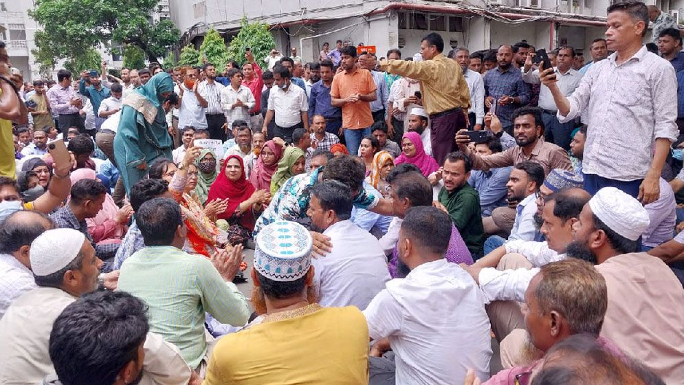সচিবালয়ে সরকারি কর্মচারীদের বিক্ষোভের চতুর্থ দিন, নিরাপত্তা জোরদার