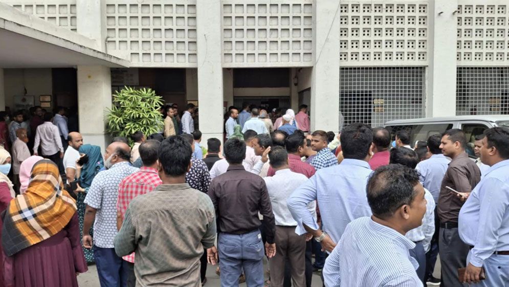 সরকারি চাকরি অধ্যাদেশ বাতিলের দাবিতে এক ঘণ্টার কর্মবিরতি