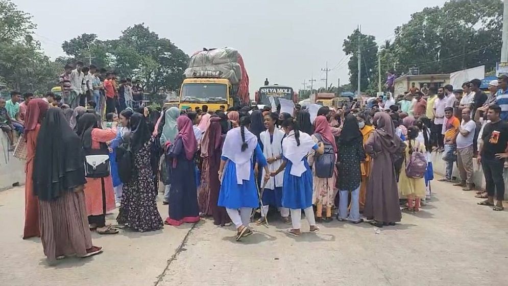 বগুড়ায় শিক্ষকের বিরুদ্ধে যৌন হয়রানির অভিযোগে শিক্ষার্থীদের মহাসড়ক অবরোধ