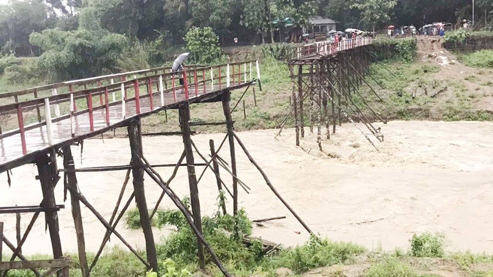 পাহাড়ি ঢলে ভেঙে গেল ধোপাছড়ির কাঠের সেতু